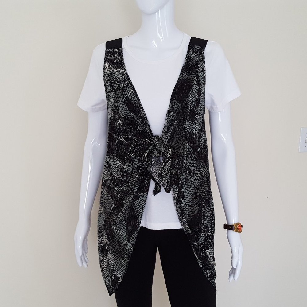 Cha Cha Vente Tie-Front Lightweight Vest - Black & Grey Green Lace Print Size S